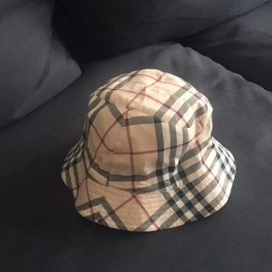 Preowend ,in excellent condition Burberry hat